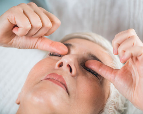 Acupressure on face