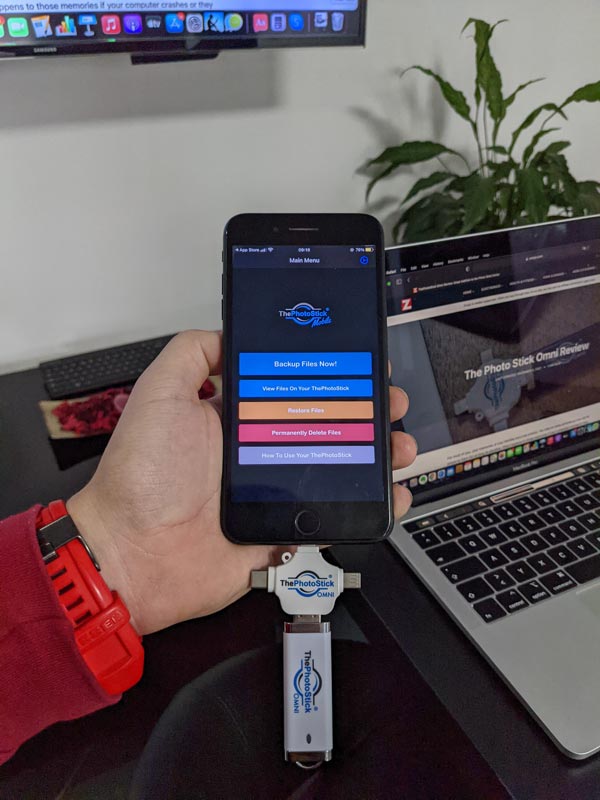 thephotostick omni plugged in phone