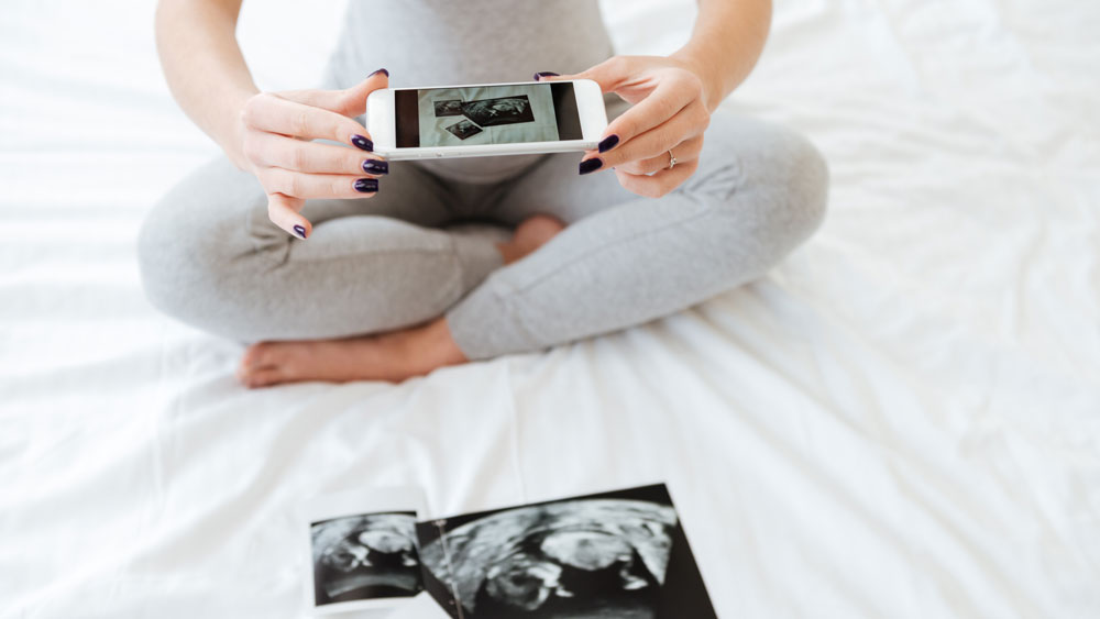 taking pictures of ultrasound photos with smartphone