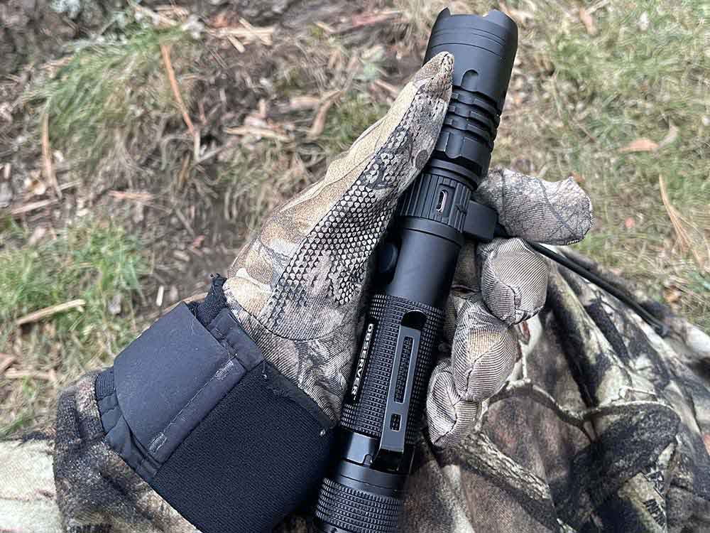 Observer-Tools_Black-Flashlight-Hunting