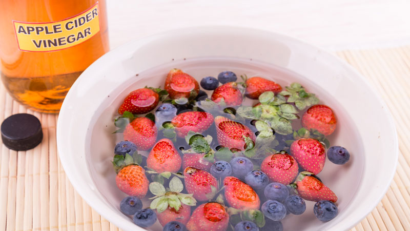 apple cider vinegar neutralize pesticides found on fruits