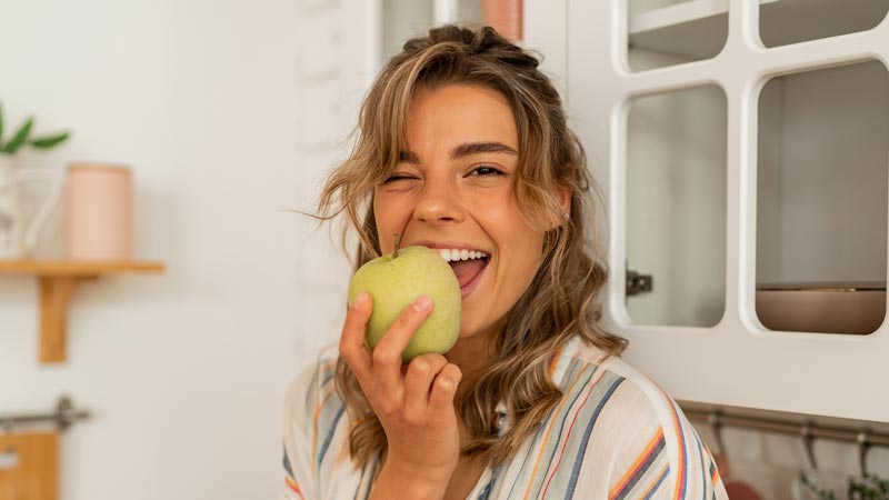 woman eating apple