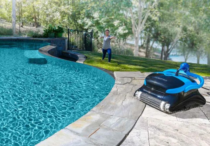 Nautilus_User_Relaxing_Poolside