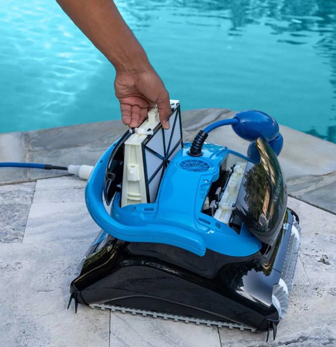 A clear, well-lit photo showing the top-load filter compartment of the Nautilus CC Plus open, illustrating how easily the large filter cartridge can be lifted out for cleaning. Focus on simplicity